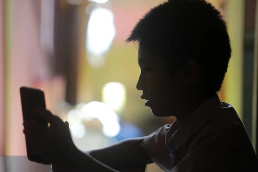 Consulta sobre uso de celulares en escuelas
