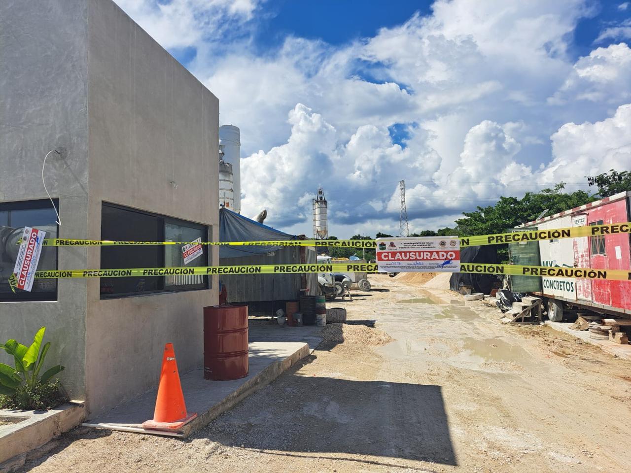 Clausuran cementera en Tulum por derrame de aceites en zona selvática