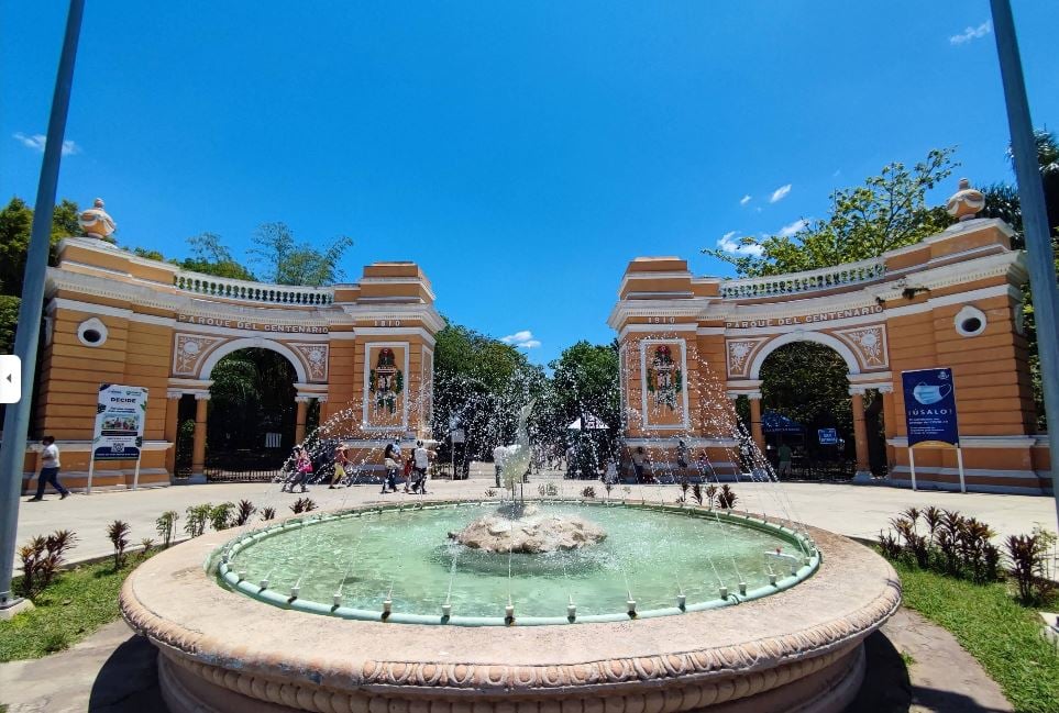 Se descarrila locomotora en el zoológico El Centenario; hay dos personas lesionadas