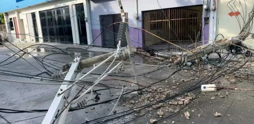 Postes deteriorados de CFE colapsan en las inmediaciones de la colonia Bivalvo, Carmen