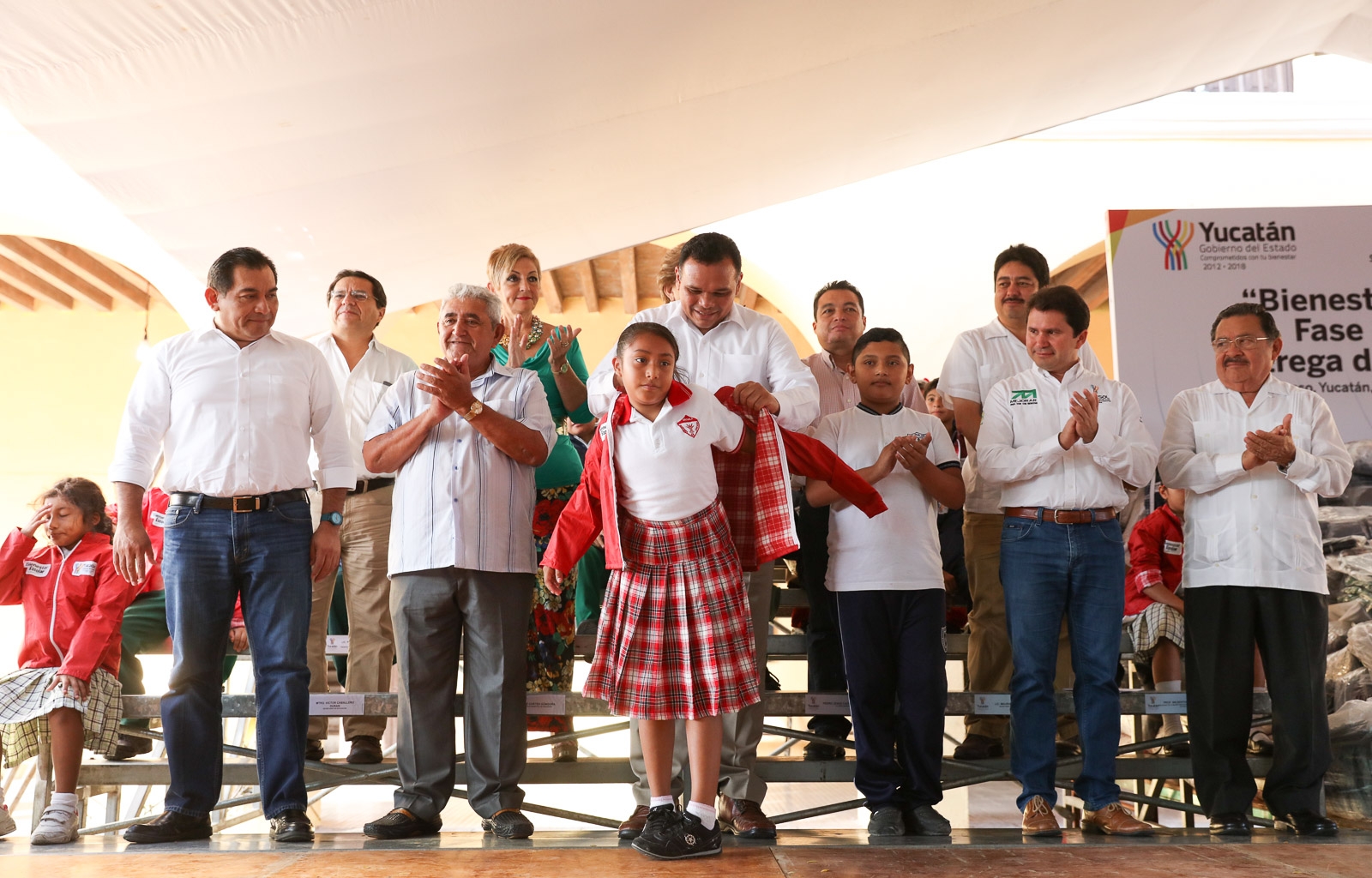 Distribuyen prendas invernales en escuelas públicas de Yucatán