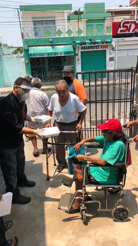 De la alta cocina a la población vulnerable; tres chefs llevan comida por Mérida