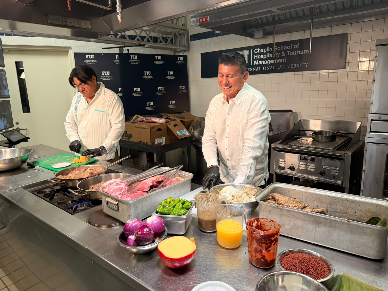 Bacalar lleva su sabor hasta Miami: ''Chepe'' Contreras imparte clase de cocina en universidad de Florida