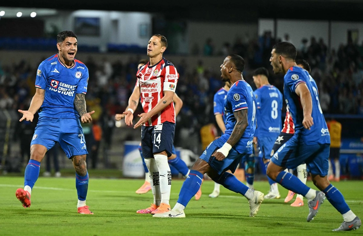 Vibrante avance del equipo celeste; un penal fallado por Chicharito, clave