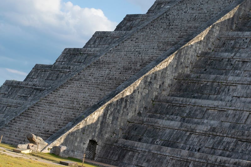 Pirámide de Chichén Itzá se ilumina todo el año y tiene patrones muy específicos 