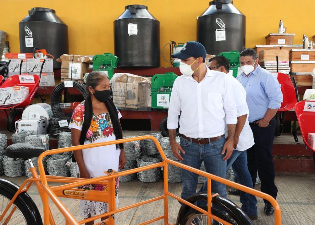 Entrega Vila Dosal apoyos a agricultores y escuelas