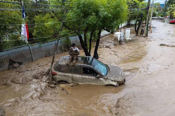 Emiten alerta roja en Chile por fuertes tormentas con granizo e inundaciones