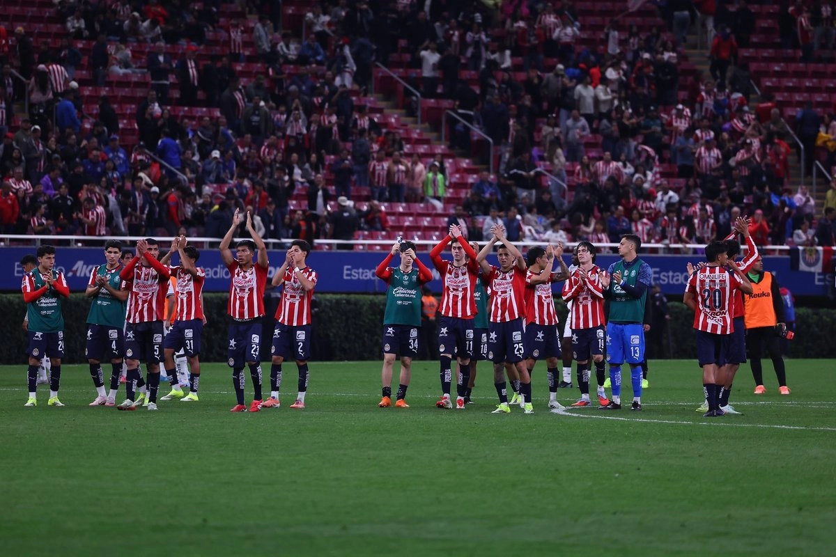 Chivas supera a Querétaro para mantener su paso perfecto en la Liga MX