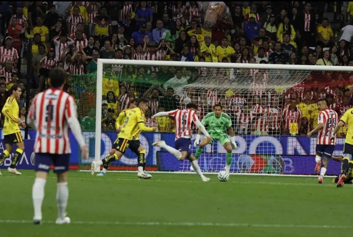 Con cierre cardiaco, América le roba el empate a Chivas en el clásico nacional