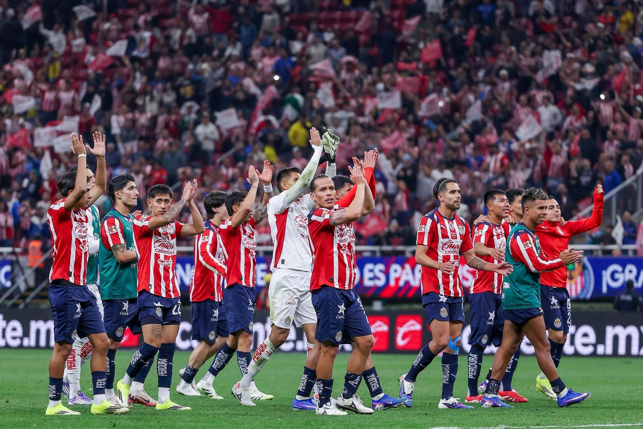 Las Chivas mantienen su paso perfecto tras llevarse el clásico; Cruz Azul, sublíder