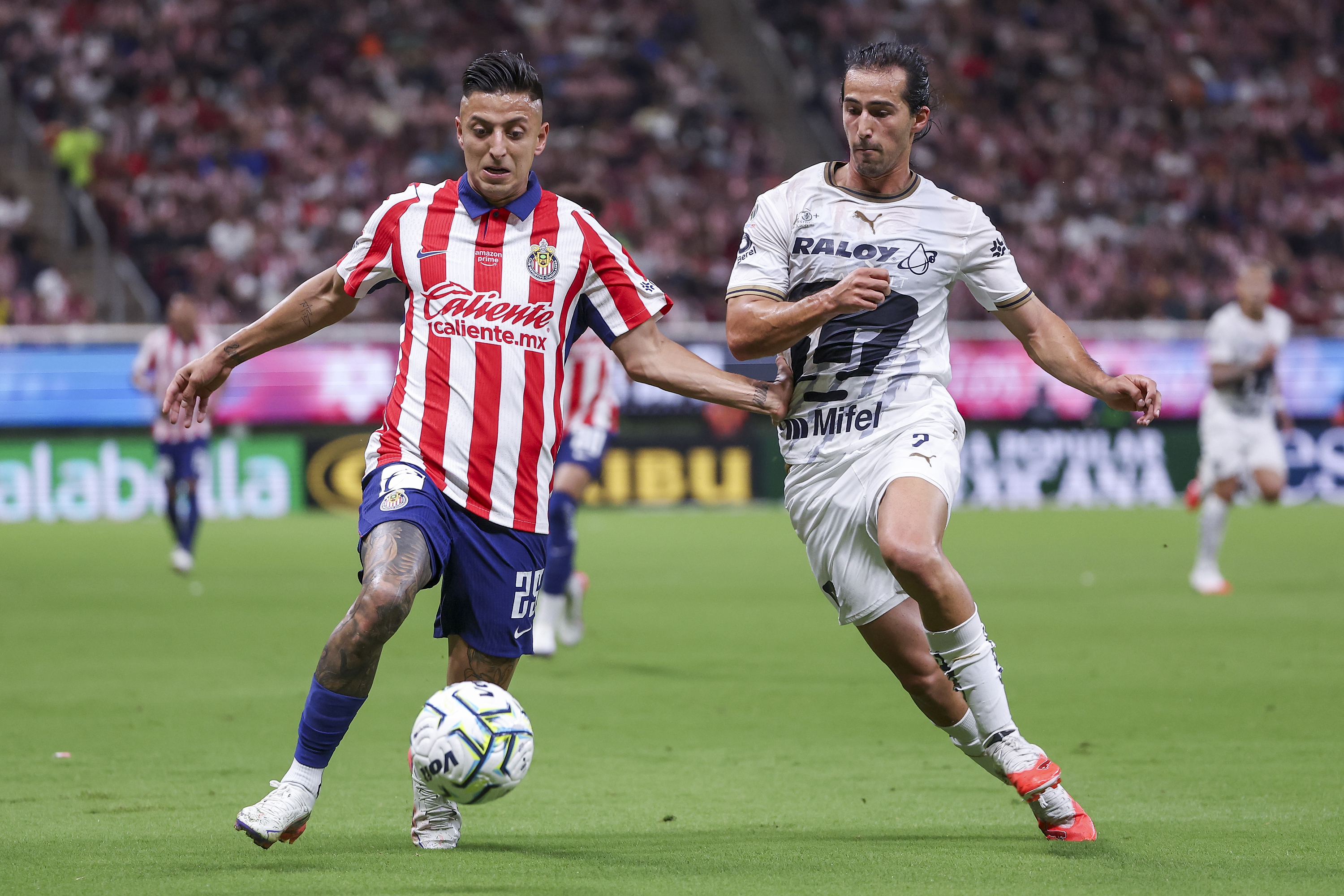 Las Chivas golean 3-0 a los Pumas para alcanzar el liderato del torneo Apertura 