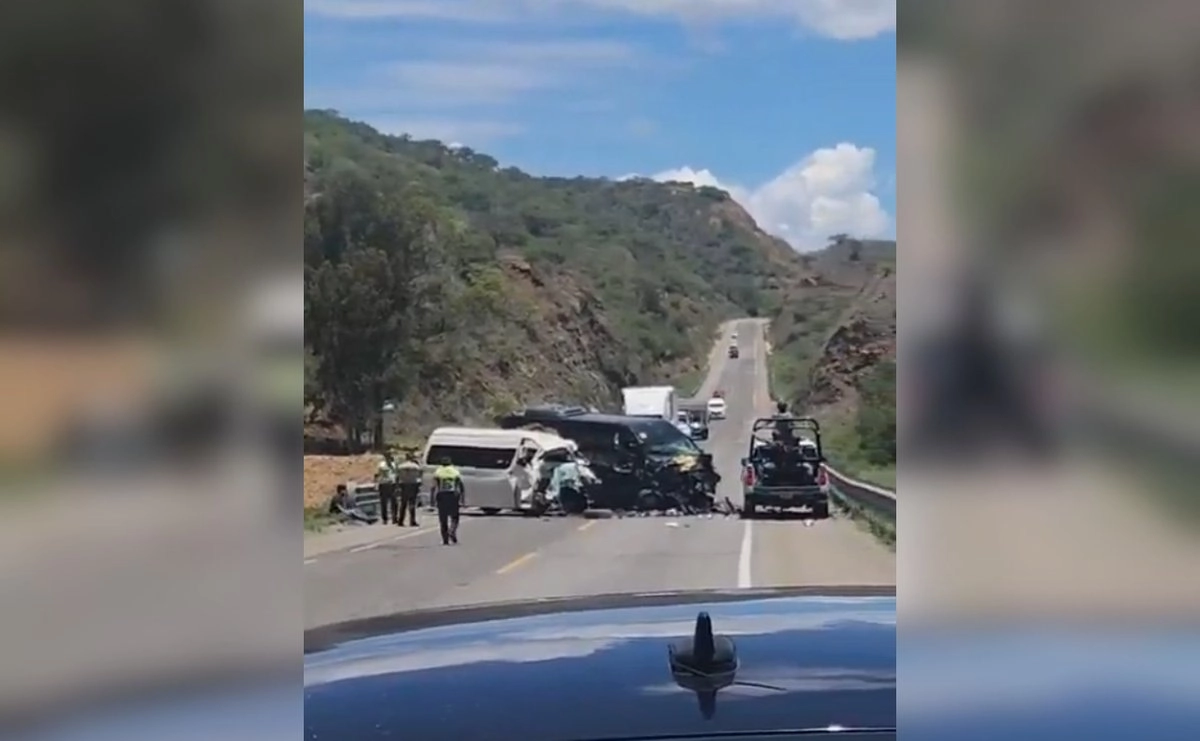 Choque frontal de camionetas de pasajeros deja ocho muertos y 14 heridos en autopista de Oaxaca