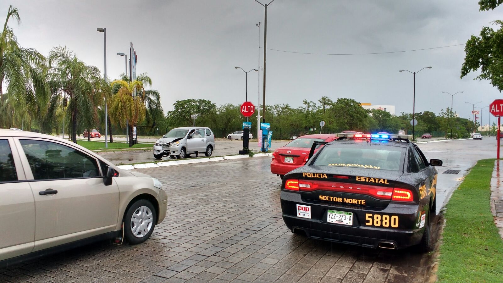 Dos camionetas chocan en Altabrisa