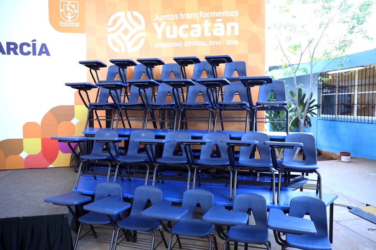 Entrega Vila mobiliario para escuelas públicas de Yucatán