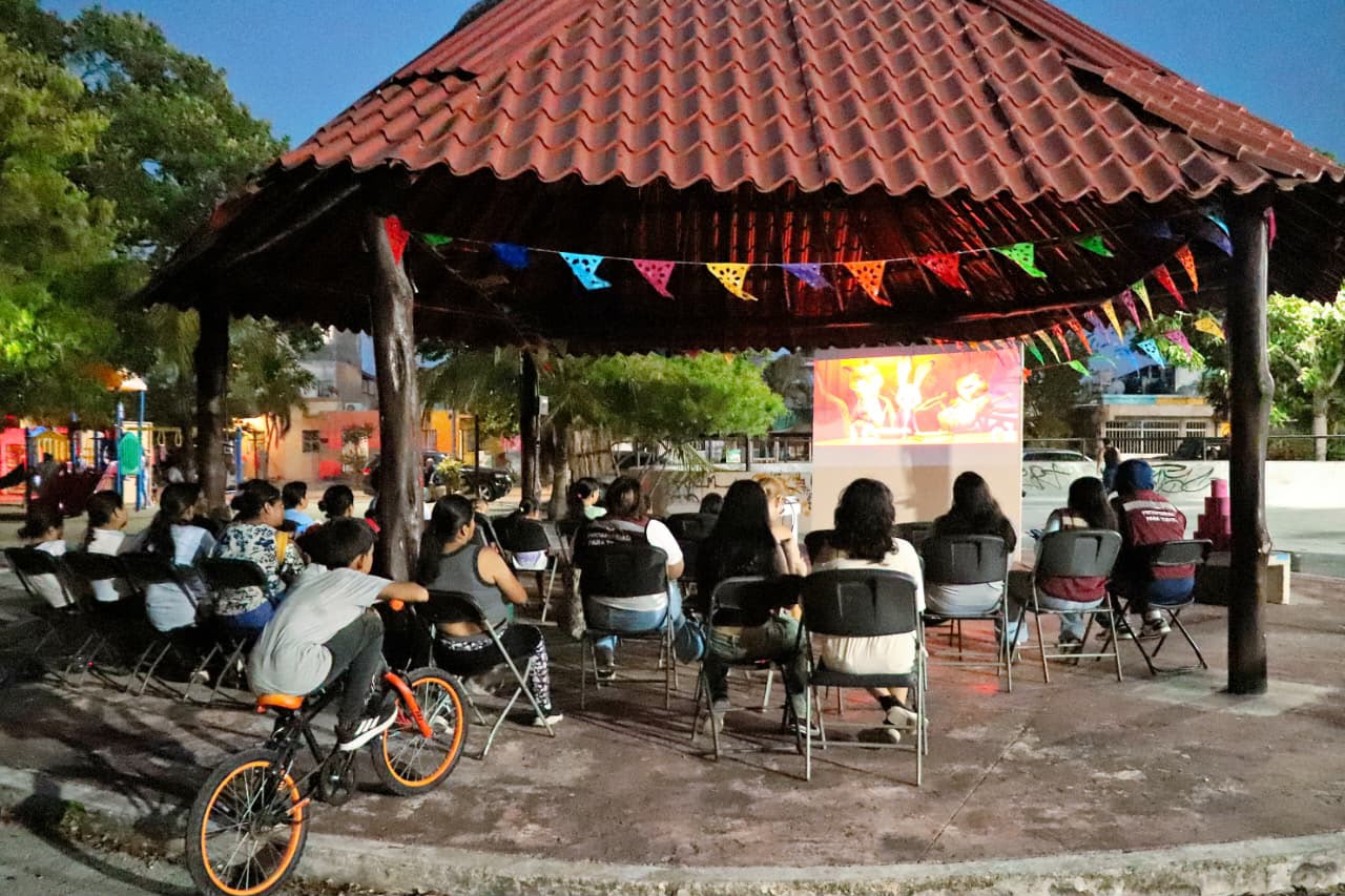 Llevan 'Cine en tu colonia' a más de mil 200 habitantes de Playa del Carmen