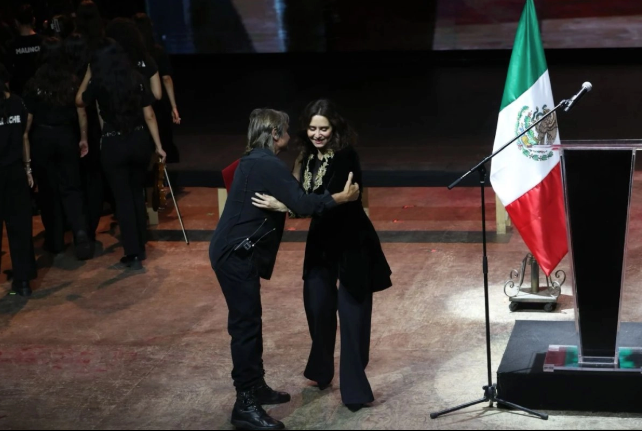 Acercamiento de opositores a ultraderechista Díaz Ayuso revela su rechazo a política de bienestar: Sheinbaum