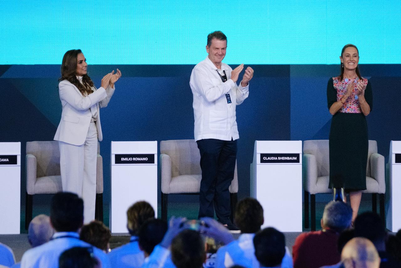 En convención de Cancún, Sheinbaum pide a banqueros mayor financiamiento a Pymes