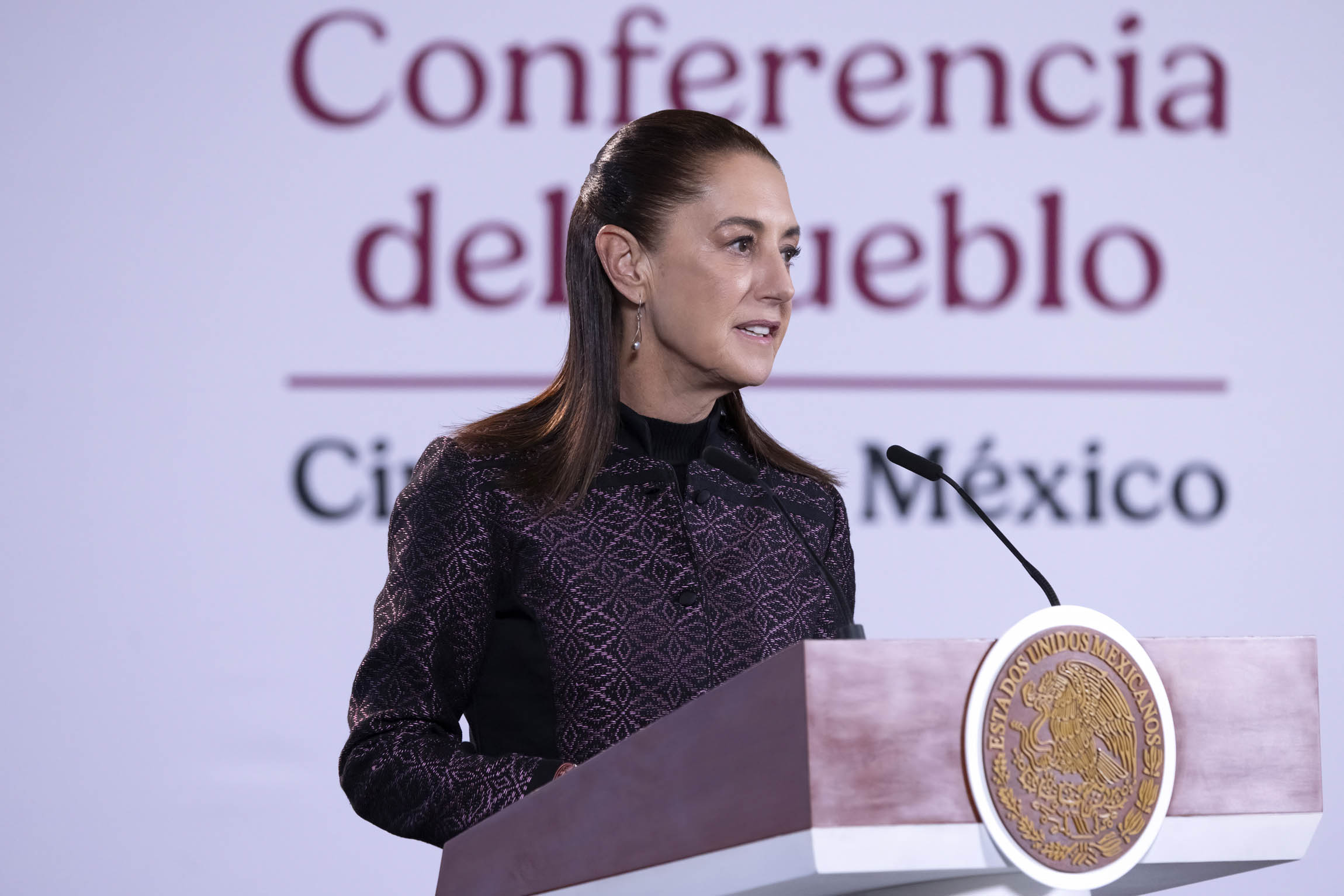 Claudia frena a Kuri y al embajador