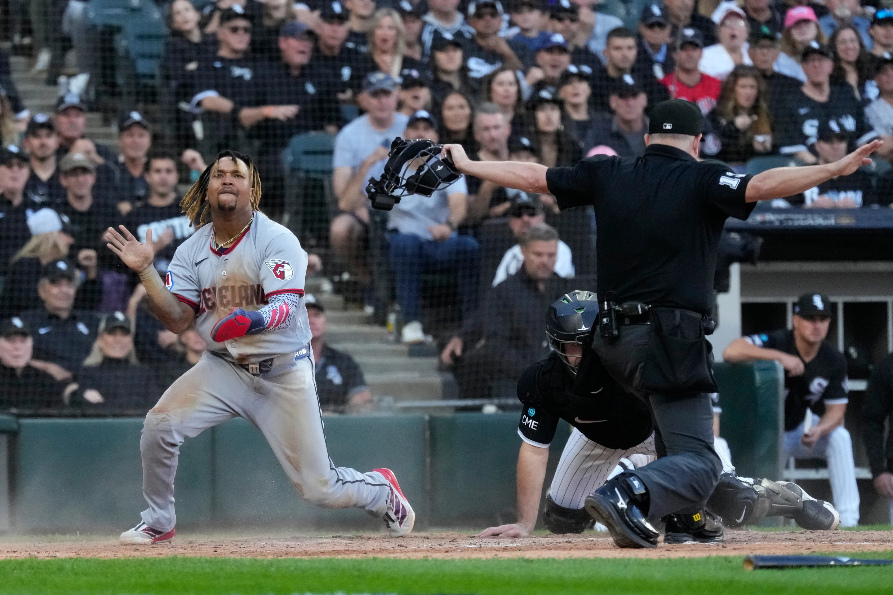 Los Guardianes vencen 9-3 los Medias Blancas para evitar la eliminación