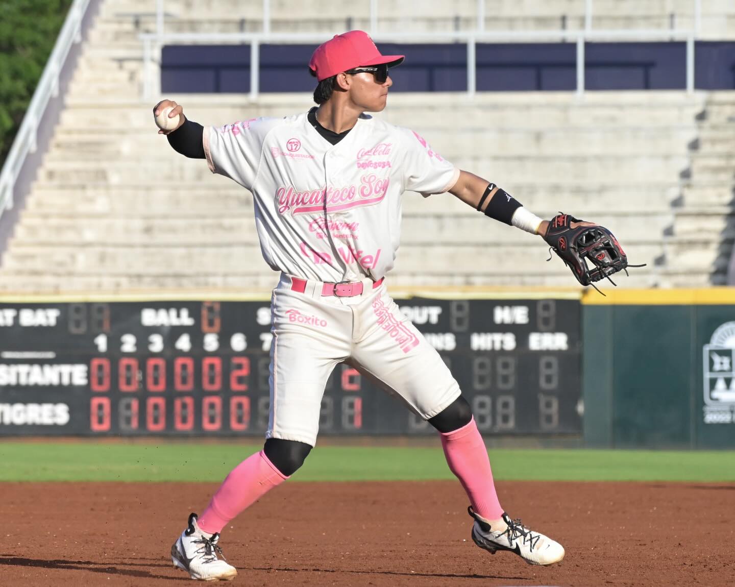 Buscan los Leones coach de pitcheo; Chaves firma con Pittsburgh