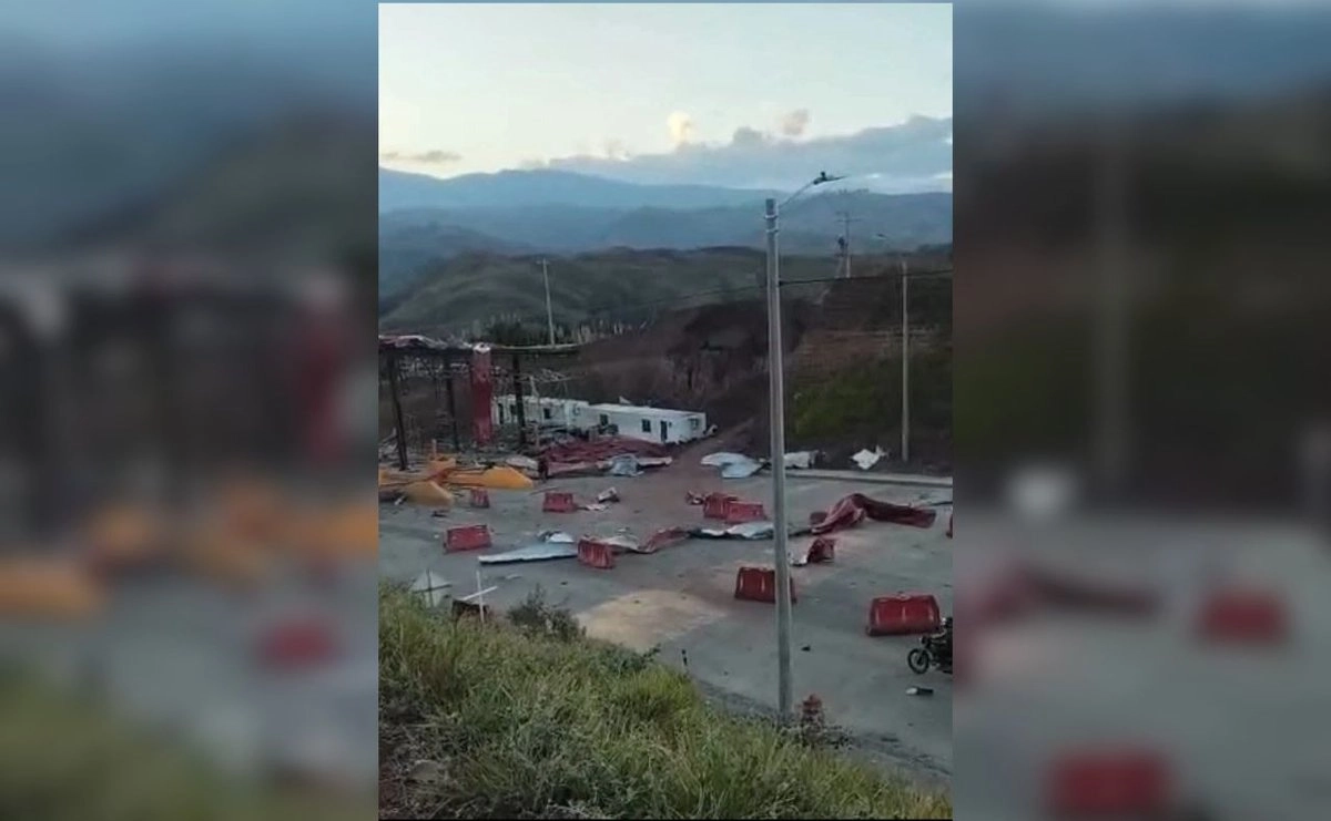 Explota coche-bomba en Colombia en el primer día de gobierno de Abelardo de la Espriella
