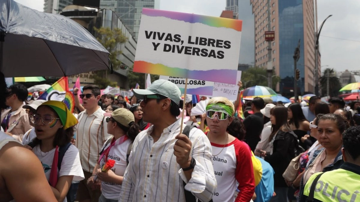 Colectivos LGBTTTI protestan por cierre del Zócalo debido al FIFA Fan Fest en CDMX