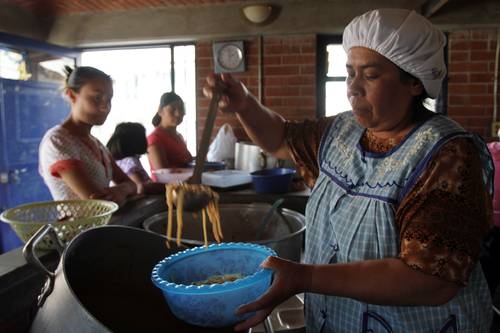 Comedor brinda apoyo en Emiliano Zapata