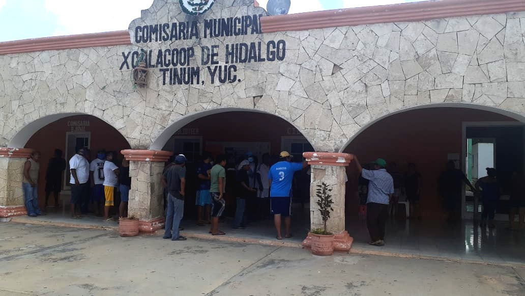 Trabajadores de Xcalakoop, Tinum, toman comisaría de la localidad
