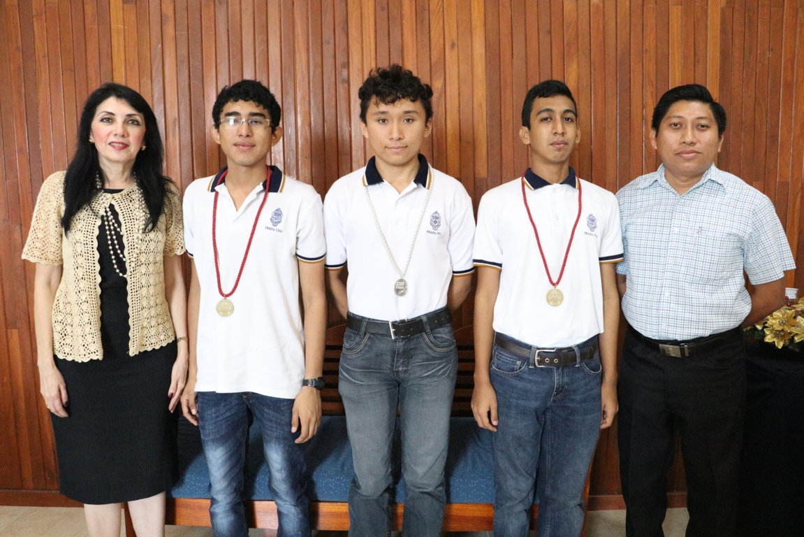 Destacan bachilleres en física y matemáticas