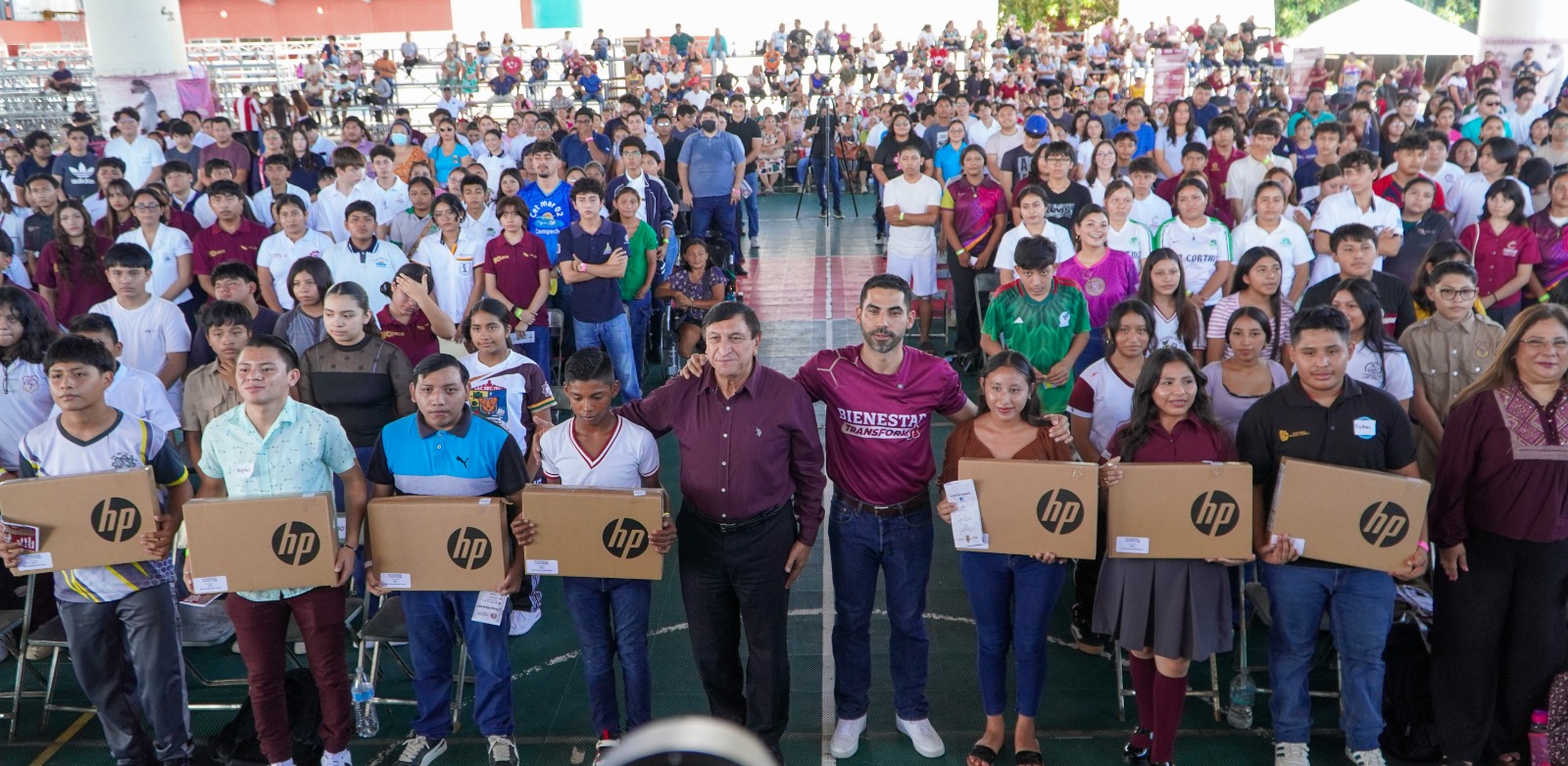 Entregan 400 computadoras a estudiantes de secundaria, media superior y superior en Campeche