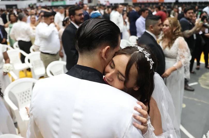 León XIV reabre debate en la Iglesia al respaldar línea de Francisco sobre comulgar tras un divorcio