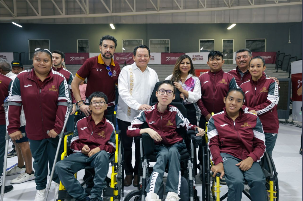 Díaz Mena abandera a 76 atletas yucatecos rumbo a la Paralimpiada Nacional Conade 2026