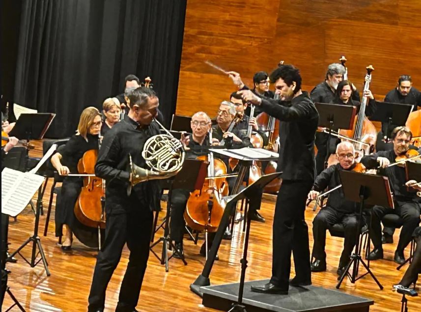 El corno francés, el gran protagonista, arroba junto con la OSY al público con versión inesperada de 'Bésame mucho'