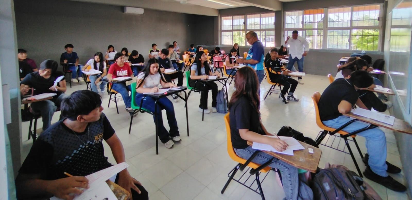 Estalla ''bronca'' de estudiantes con Cecytec y bloquean ingreso al plantel 