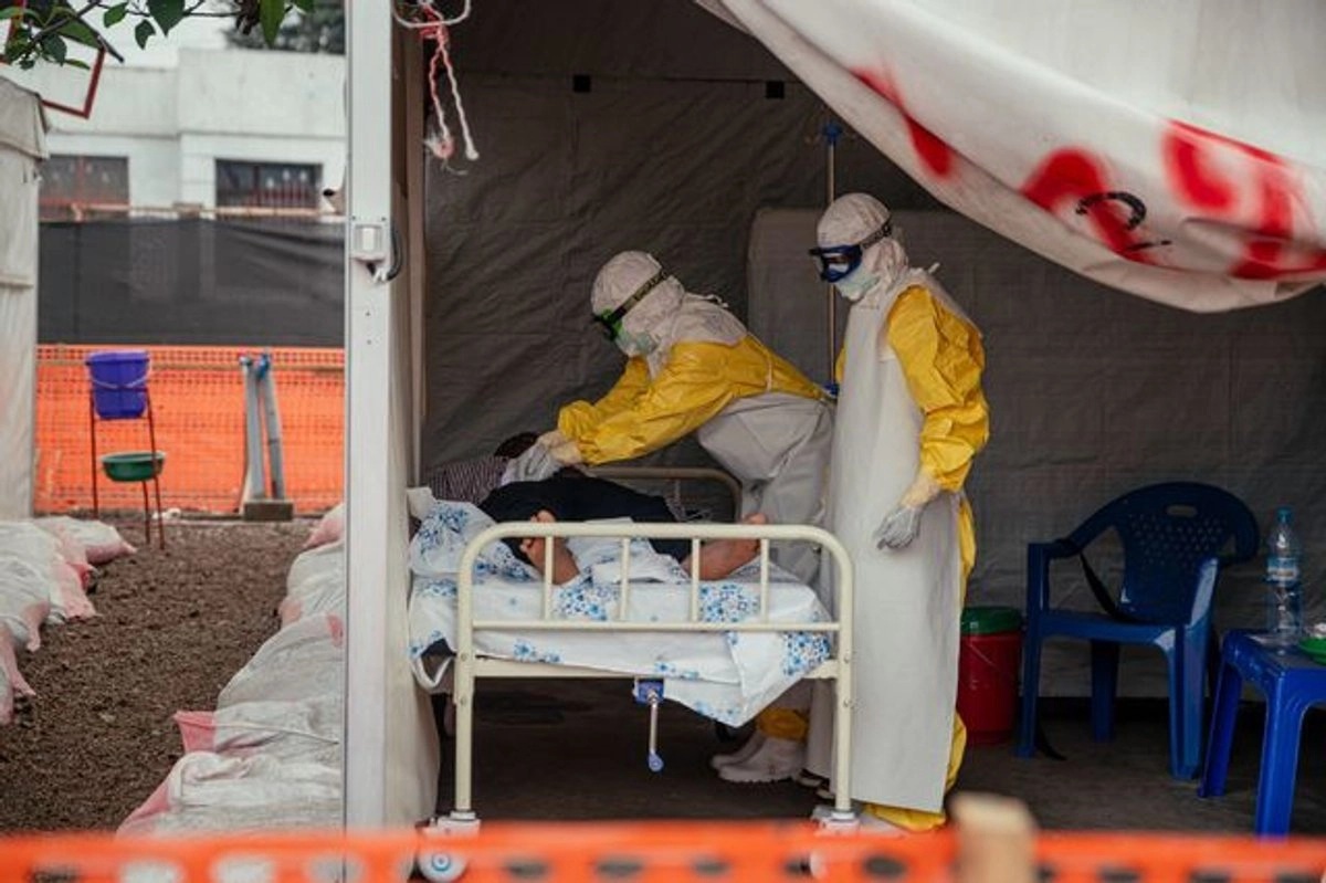 Atacan a equipo de entierro de víctimas de ébola en el Congo; aumenta temor de contagios