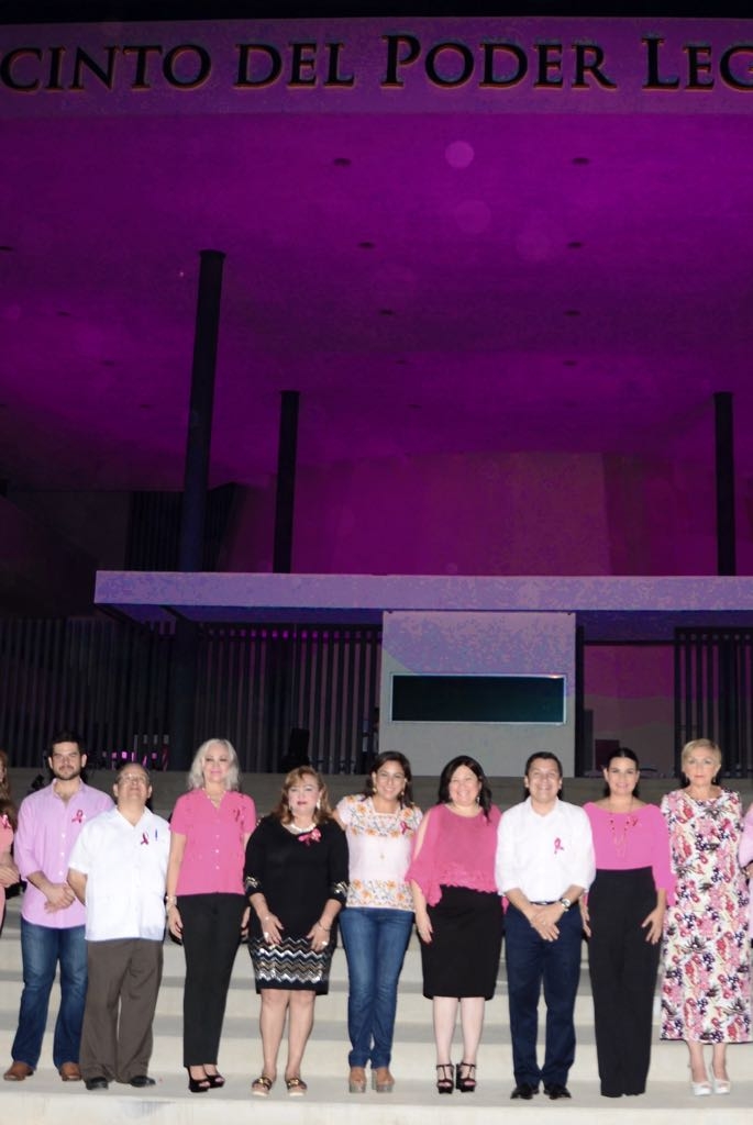 Congreso iluminado de rosa por mes de sensibilidad al cáncer