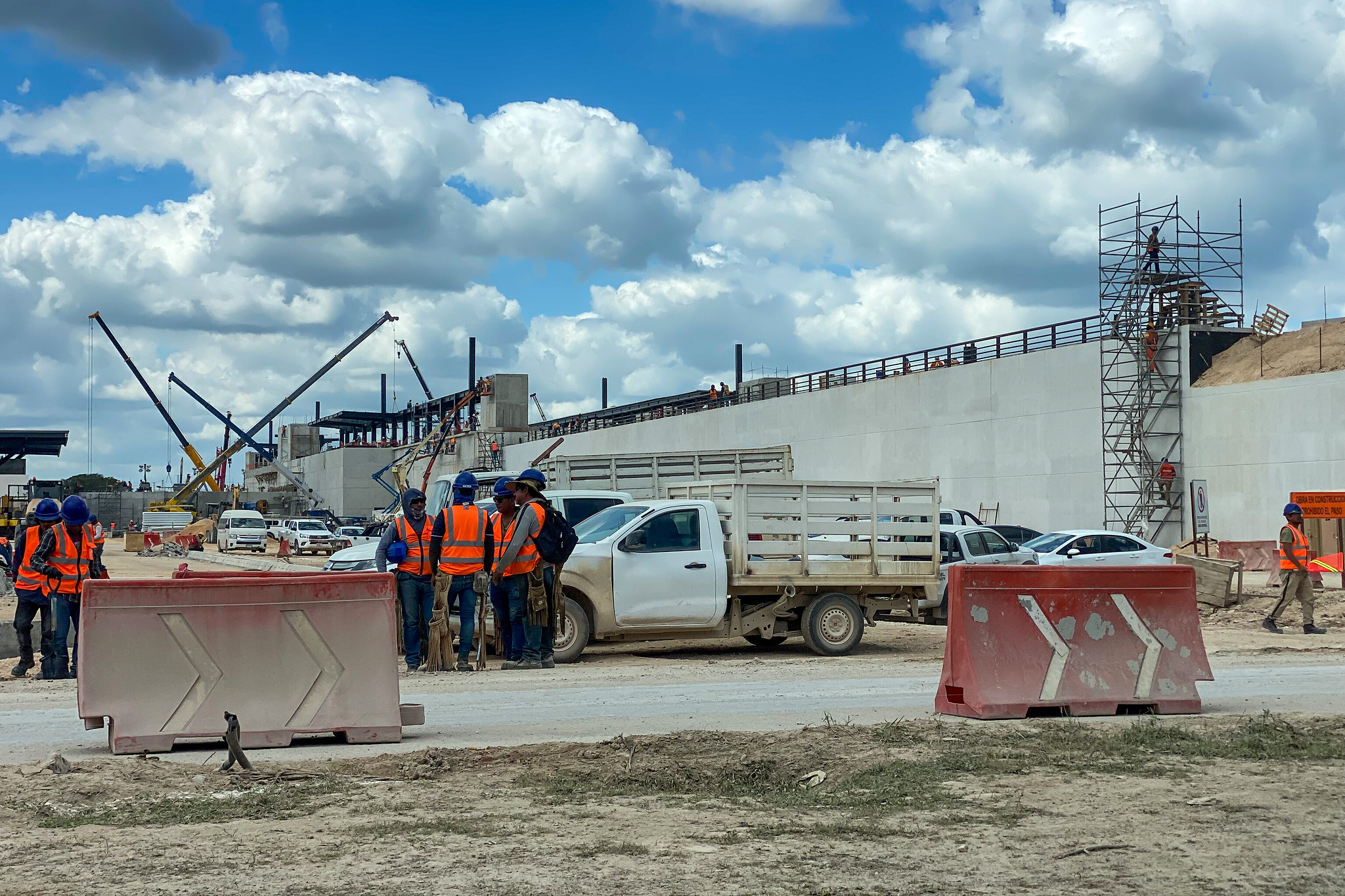 Trabajadores del Tren Maya serán canalizados a construcción de vivienda: AMLO