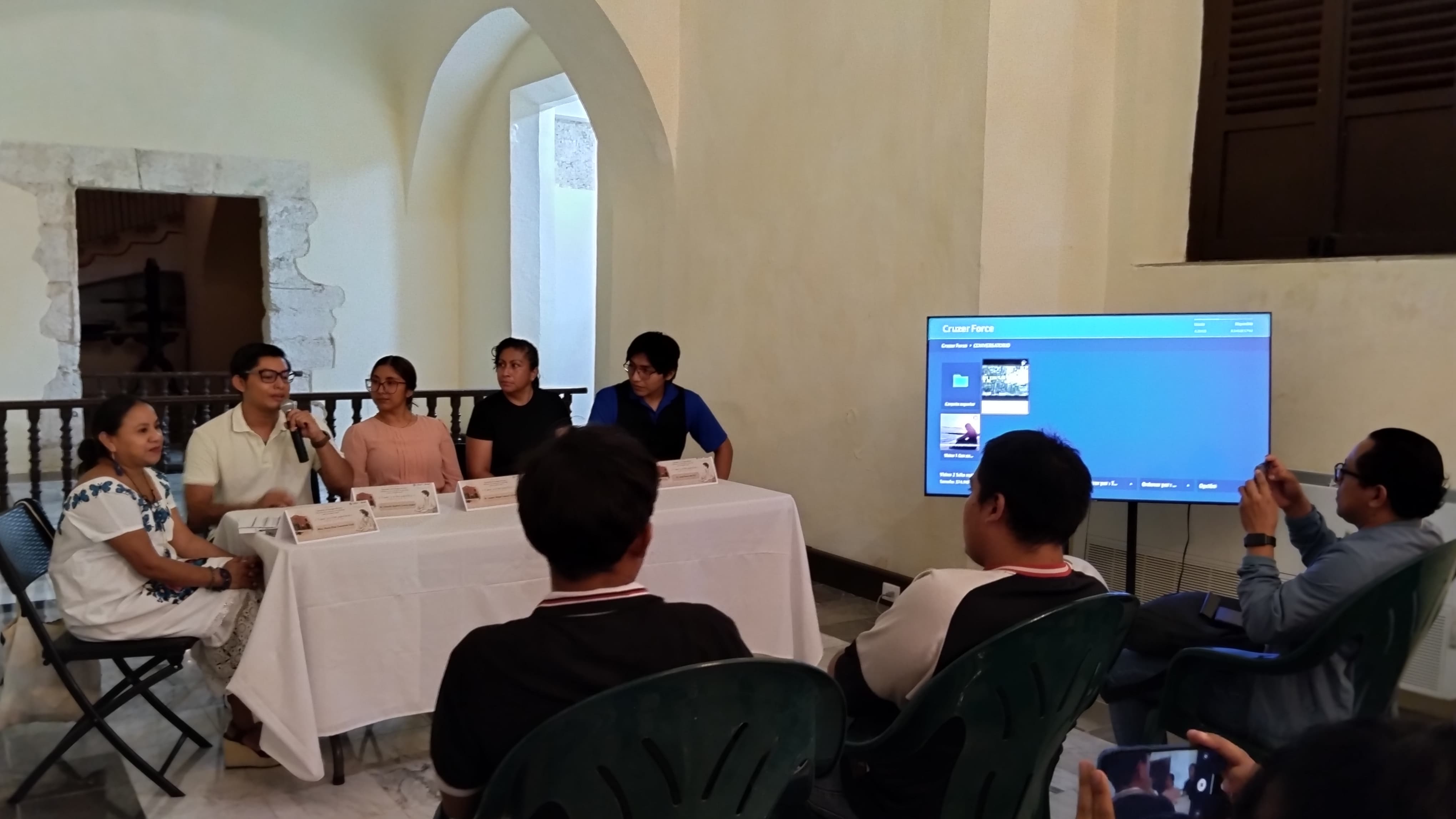Estudiantes dialogan sobre la relevancia del servicio psicológico en maya 