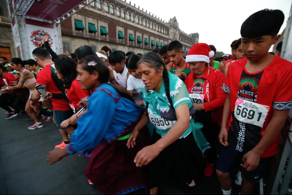 Atletas indígenas celebran el medio maratón Raíces de Fuego en el Zócalo de la CDMX