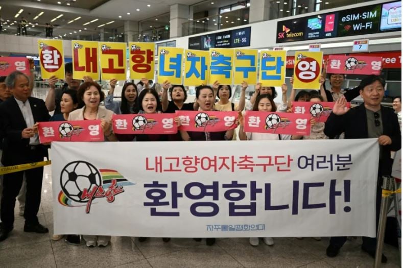 Equipo de fútbol femenil de Corea del Norte llega a Corea del Sur para torneo histórico