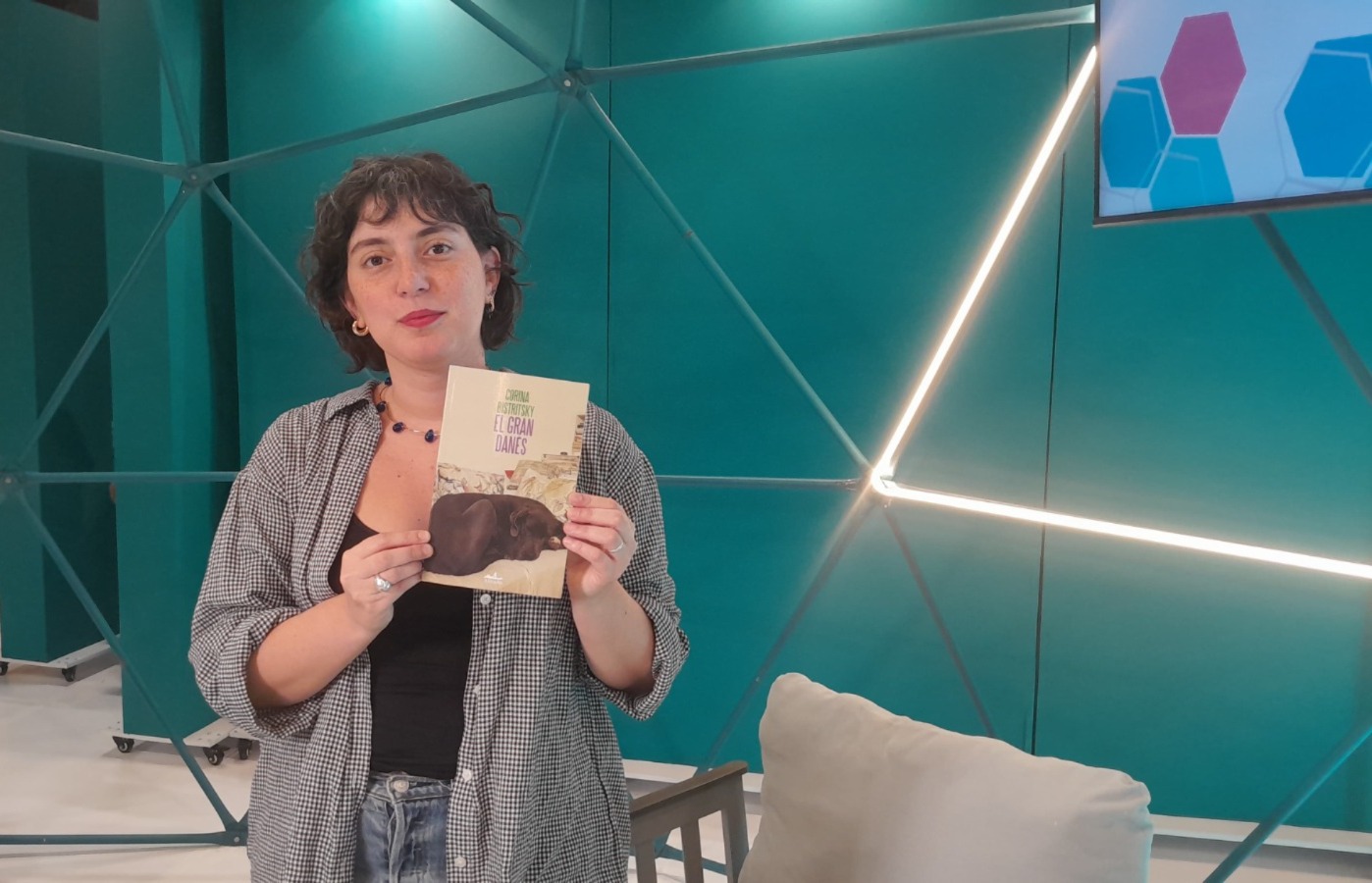 Corina Bistritsky presenta ‘El gran danés’ en el stand de 'La Jornada Maya´