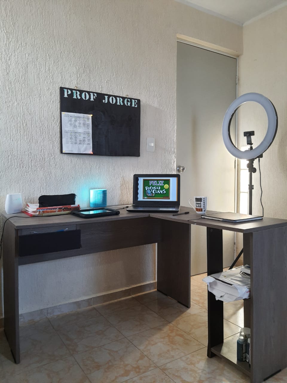 Profesor invierte 5 mil pesos para adecuarse a la educación a distancia