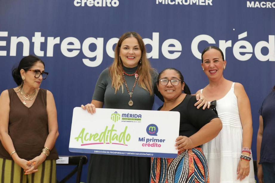 Cecilia Patrón entrega 108 créditos para mujeres y emprendedores de Mérida