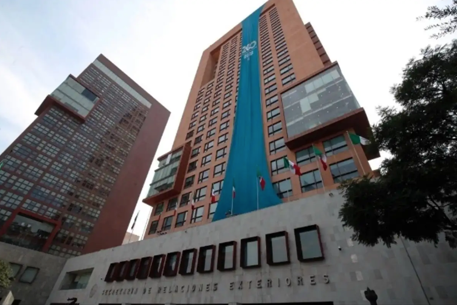 México da seguimiento a periodistas detenidos en Sudáfrica; confirma que ya están en libertad condicional