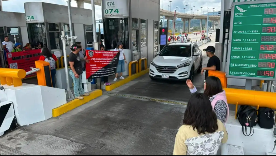 En el cuarto día de paro nacional, maestros de la CNTE dan paso libre en casetas y autopistas