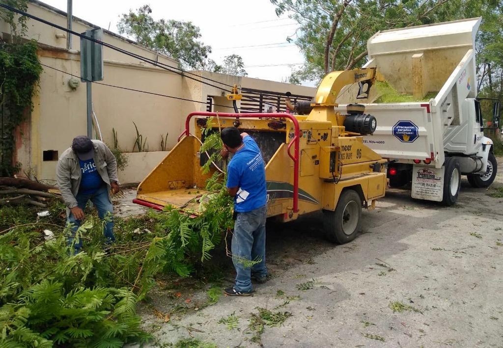 Debido a lluvias, cuadrillas municipales apoyan con mantenimiento en las calles de Mérida