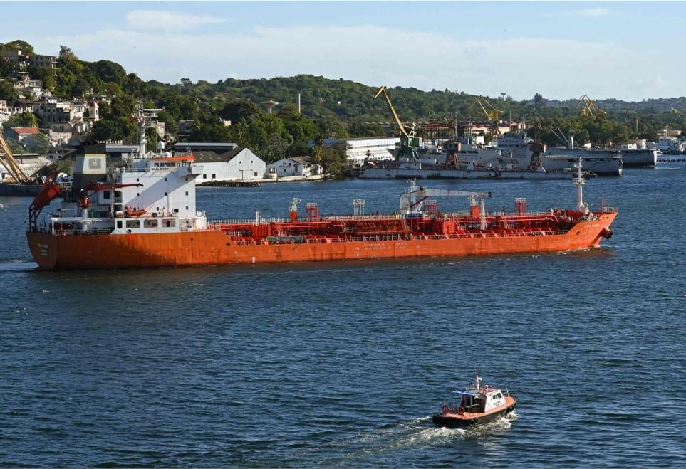 Procedente de México, llega buque a Cuba con 85 mil barriles de crudo