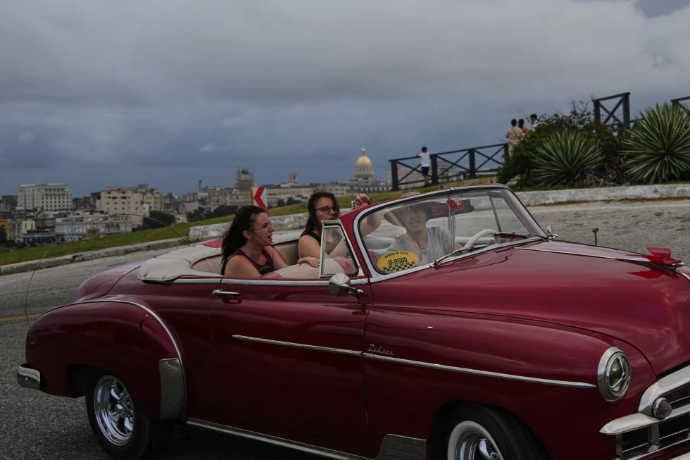 ''En Cuba se mantienen las actividades turísticas'', sostiene el embajador Martínez Enríquez