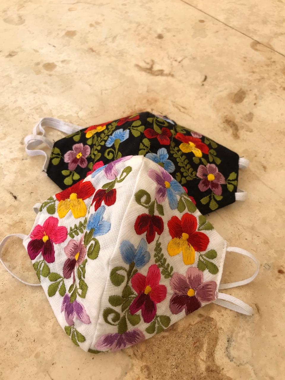 Elaboran cubrebocas artesanales en Izamal ante crisis por COVID-19