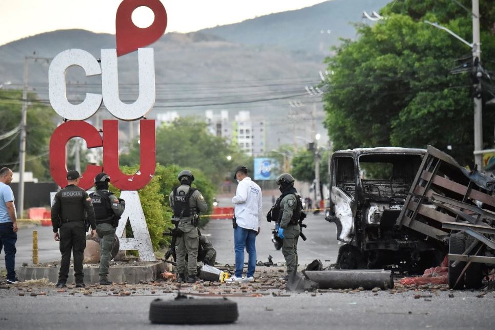 Al menos 11 heridos por atentado con camión bomba a 6 días de investidura presidencial en Colombia
